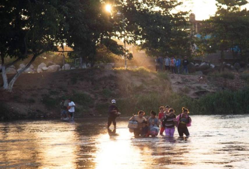 Debido a que la Guardia Nacional y el Instituto Nacional de Migración pidieron los papeles a los migrantes, muchos optaron por cruzar el río Suchiate.