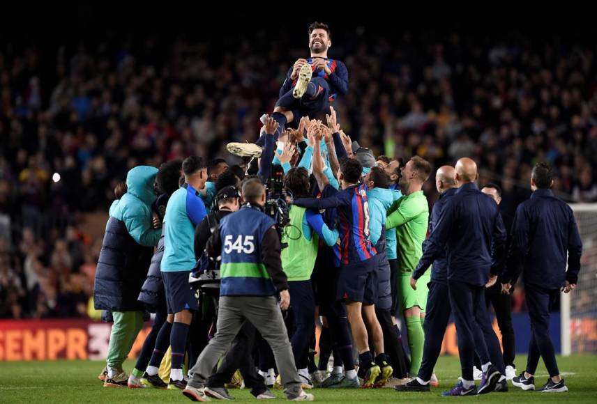 Los jugadores del Barcelona mantearon a Gerard Piqué en su despedida del Camp Nou.