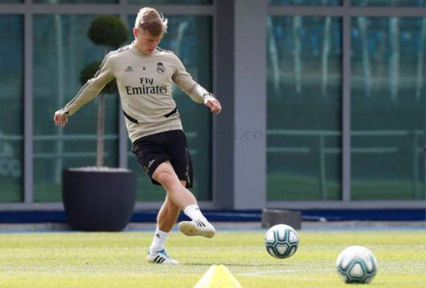 El volante alemán Toni Kroos volvió a tocar la pelota en un entrenamiento del Real Madrid.