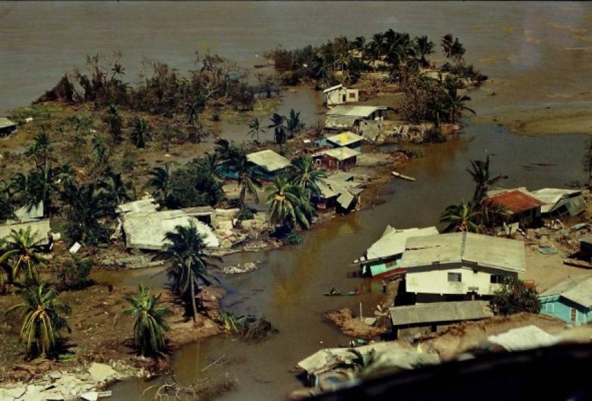 Los fuertes vientos destruyeron un tercio de las casas de la Guanaja en Islas de la Bahía, en la zona insular del país y dejaron a la mayor parte de la población sin electricidad por meses.