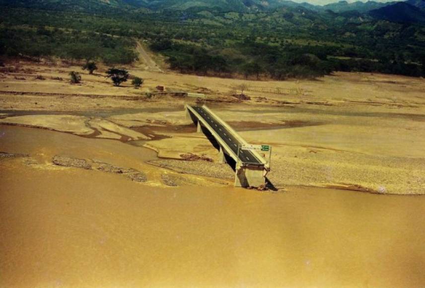 Un estimado del 70 a 80% de la infraestructura de transporte del país fue destruida completamente, incluyendo muchos puentes y vías alternas.