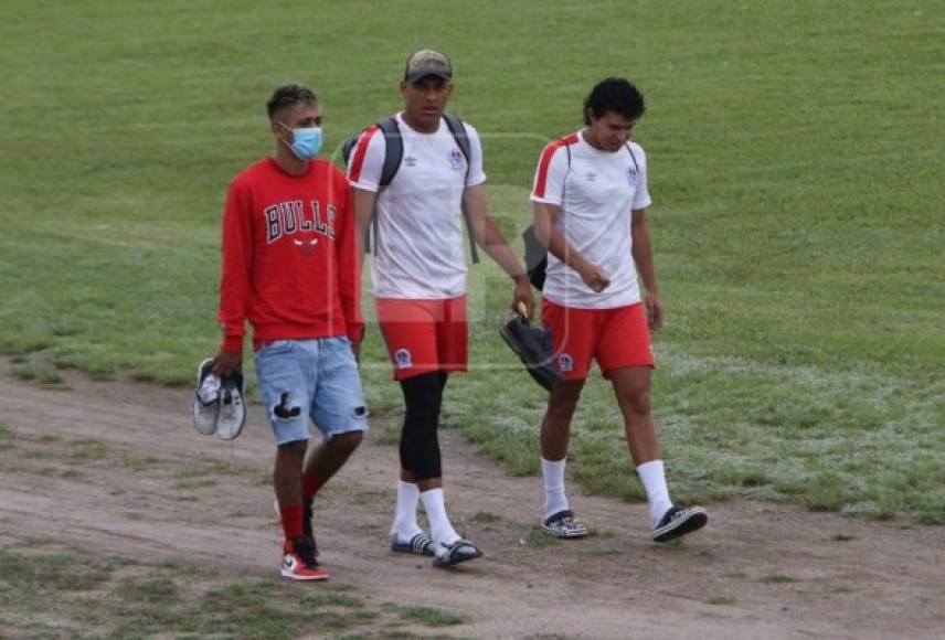 Los futbolistas Mayron Flores y Rafael Zúniga llegaron puntuales a la cita y con toda la moral a tope en el primer día de pretemporada del Olimpia.