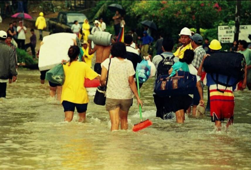 Miles de familias hondureñas fueron desplazadas a causa de la destrucción que provocó el huracán Mitch.