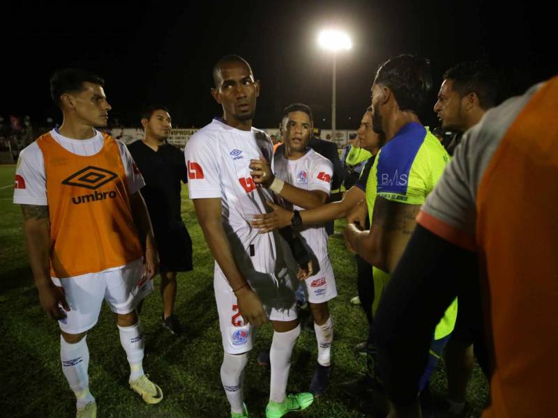 El partido entre Olancho FC y Olimpia terminó en una acalorada discusión.
