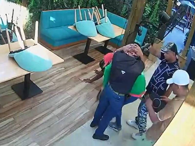 Dos empleados del restaurante fueron sometidos a punta de pistola. Una cámara de seguridad captó a tres individuos que perpetraron el asalto.