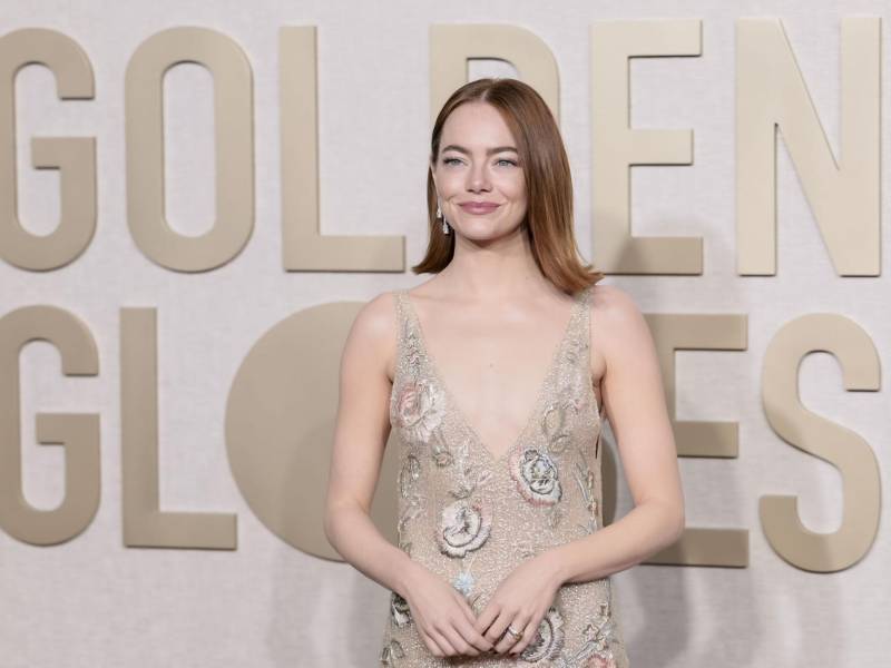 Emma Stone en su desfile por la alfombra roja de los Globos de Oro 2024