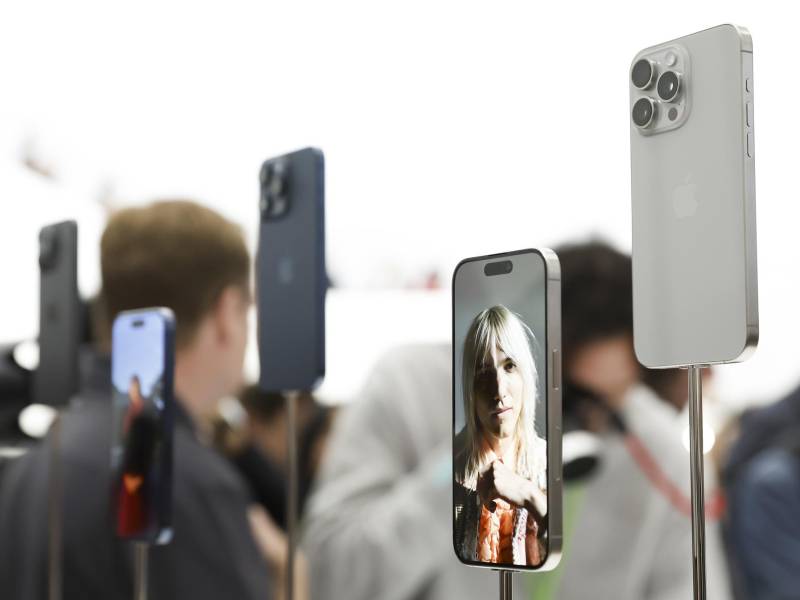 Un iPhone 15 en un evento de lanzamiento de productos Apple, en el campus de Apple Park en Cupertino, California.