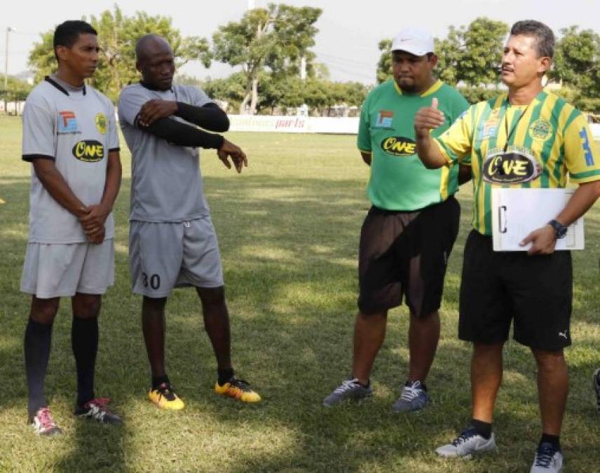 'No me da ni vergüenza, más bien, me siento orgulloso de tener una oportunidad como la que tengo hoy', declaró el entrenador Mauro Reyes en su presentación como timonel del Parrillas One.