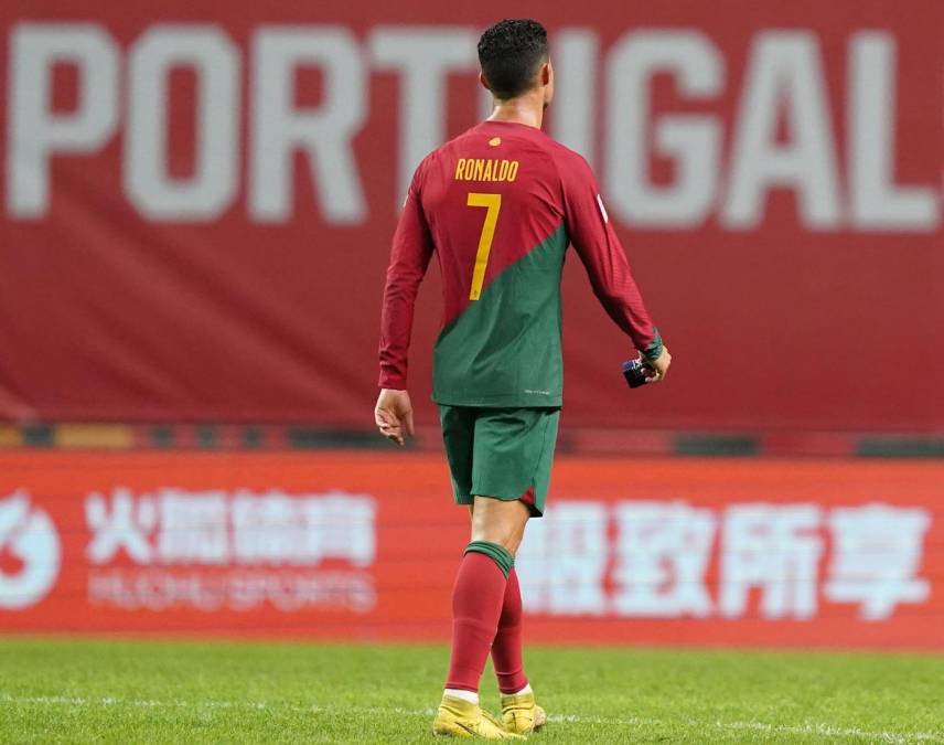 Al final del partido, Cristiano Ronaldo se quitó el gafete de capitán del brazo.