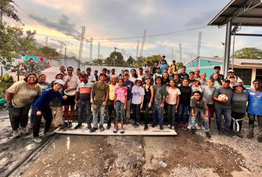 Expresó que el trabajo que Shin realiza es muy valioso porque no solo construye escuelas, sino también el futuro de niños y jóvenes a través de su apoyo a la educación. “Es asombroso, es el tipo de cosas que todos deberían saber que están pasando en el otro lado del mundo”, dijo. 