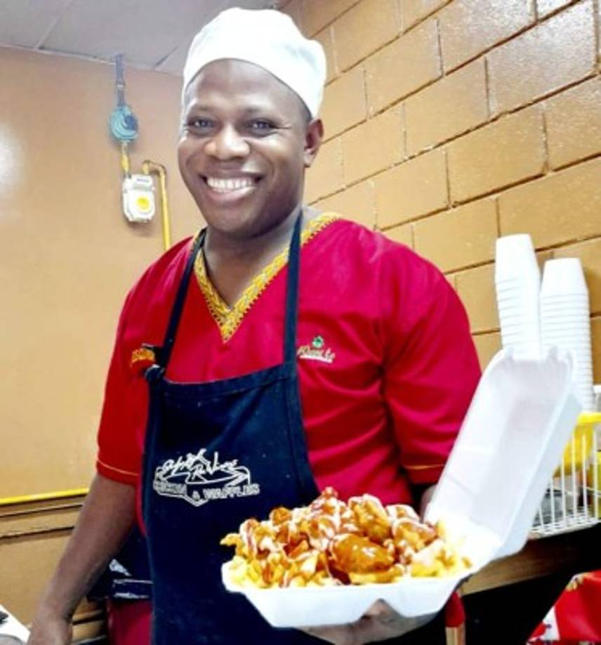 Se repone de dos derrames y su sazón se expande<br/><br/>Remy Gutiérrez sufrió dos derrames como jefe de cocina en una empresa privada en 2017. Pensando en su libertad como emprendedor decidió empezar a vender asados en su apartamento en la 27 calle de la Capital Industrial. Esto lo hacía por las tardes al regresar del trabajo con jornadas extra de mucho esfuerzo junto con su esposa Kenia García. <br/><br/>La respuesta fue positiva y al término de 6 meses renunció para dedicarse al negocio, que nombró como La Esquina del Sabor. Luego se trasladó a la Plaza El Centro, donde estuvo dos años. La Esquina del Sabor resistió el cierre parcial de la pandemia con el apoyo de una clientela creciente que solicitaba comida para llevar y, lejos de cerrar operaciones, Remy logró trasladarse hace menos de un mes a un local más grande en la 7 calle para continuar deleitando a sus clientes.