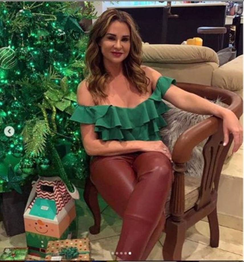 Helena Álvarez, presentadora de Canal 11, disfrutó muy guapa de la Nochebuena 2020 en su casa.