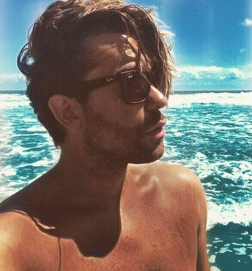 Cuando no está siendo un hombre sirena, Christian tiende a sus caballos y espera ser un maestro de escuela primaria algún día.