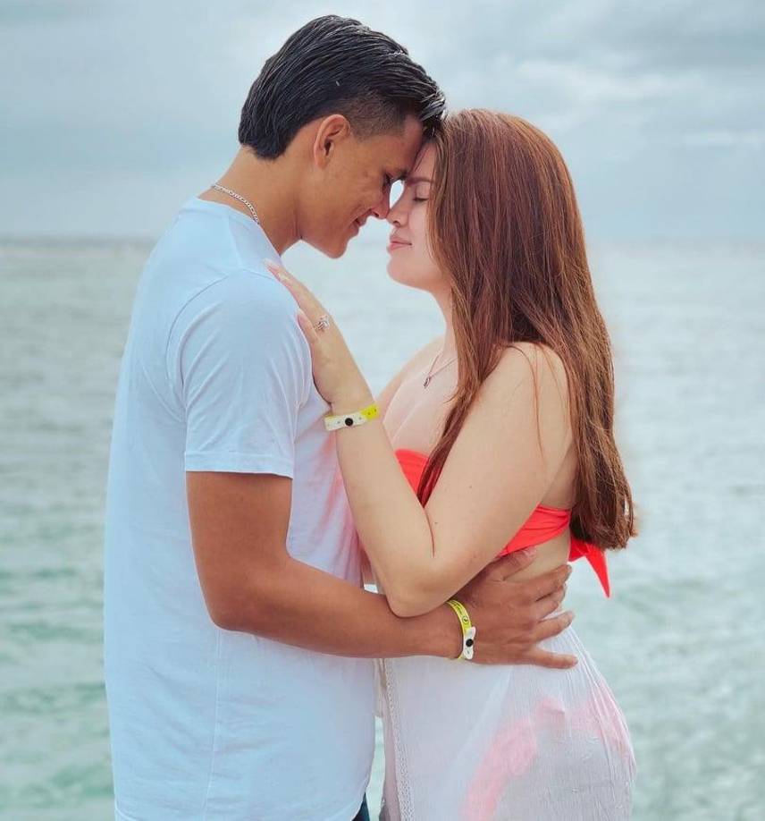 Denil Maldonado se comprometió con Iving Bruni. En las próximas semanas contraerán matrimonio.