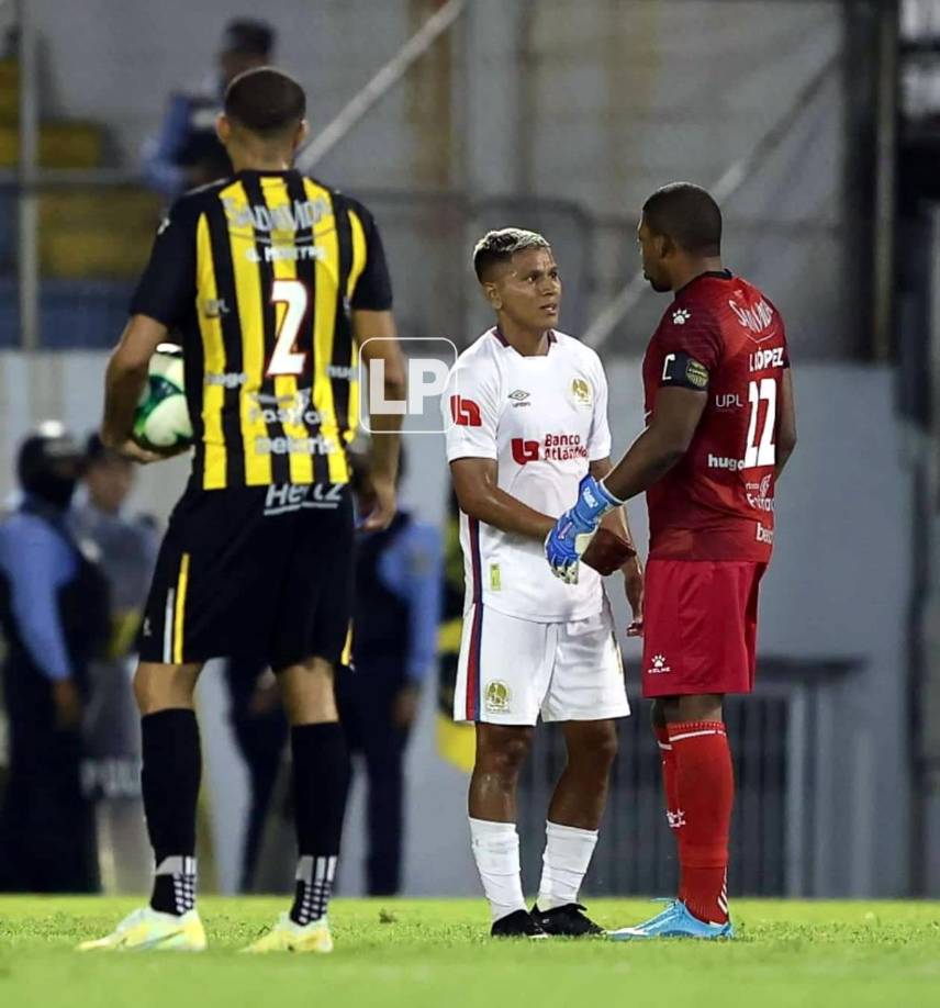 Brayan Moya hablando con el portero Luis ‘Buba‘ López tras ser expulsado.
