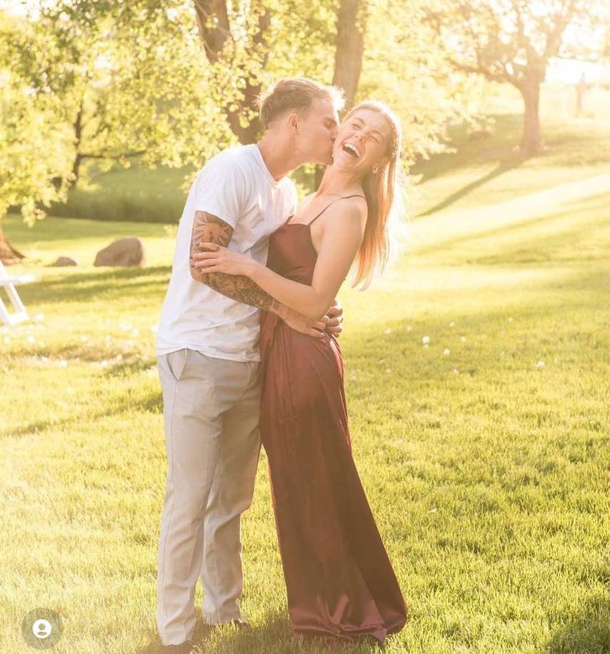 Mikey Chappelear en sus redes sociales presume de su linda novia.