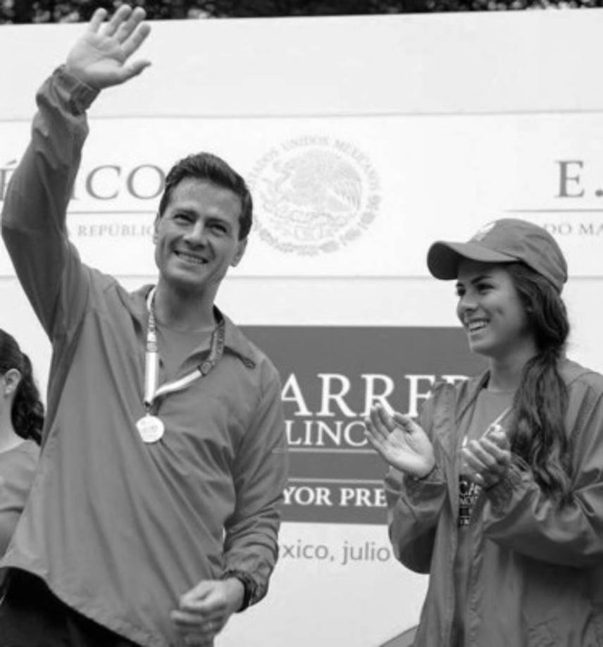 En esta red social, su hija mayor Paulina Peña agradeció al mexiquense en una publicación con un mensaje que acompañó con una fotografía de ambos.<br/><br/>'Gracias por todo lo que me has enseñado, todo lo que hemos vivido y lo que falta en nuestro camino, gracias Papito porque lo bueno y lo malo nos han hecho los seres inseparables que somos hoy. Tú y yo. Eres un ser que pocos conocen profundamente y me siento bendecida por poder decir que eres mi Papá, mentor, amigo incondicional y mi gran amor. Hoy brindo por ti, por nuestra existencia, por la familia que me regalaste, por tu ejemplo y tu temple, por tu alma ligera y tu corazón divino, brindo porque la vida te llene de alegrías y bendiciones', escribió en su cuenta.