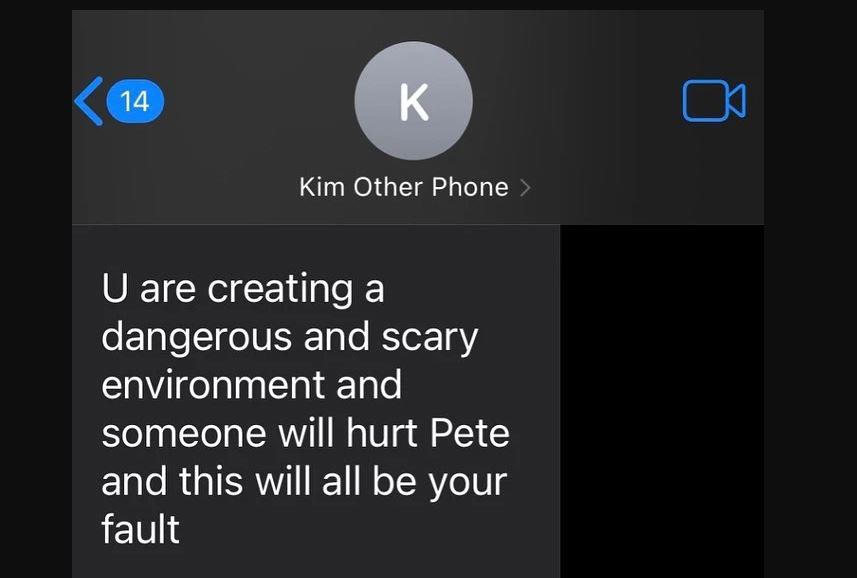 Uno de los mensajes de texto que Kim le envió a Kanye en donde le pide que deje de crear un ambiente peligroso para Pete.