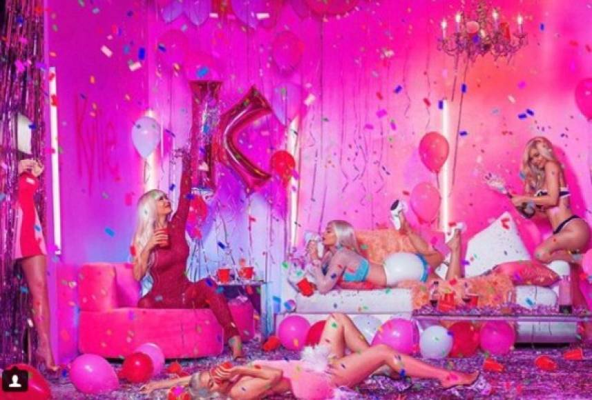 Días previos a la celebración Kylie mostró varias fotos en su cuenta de Instagram sobre lo que sería su fiesta de cumpleaños y además también aprovechó para lanzar una línea de cosméticos en honor a sus 21 años.