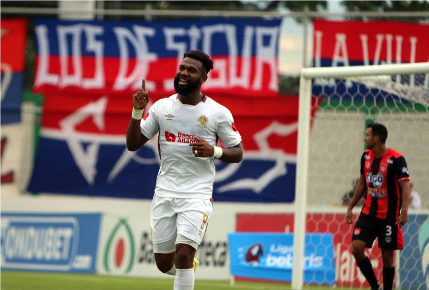 Jorge Benguché celebrando su gol para el 1-0 del Olimpia ante el Vida.