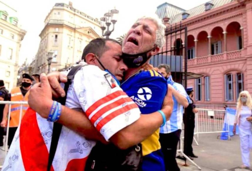 Emotivo abrazo entre un aficionado de Boca y uno de River en las afueras de la Casa Rosada.