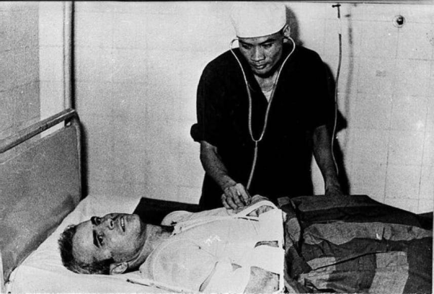 McCain se expulsó en paracaídas y cayó en un lago del centro de la ciudad, donde fue linchado por una multitud furiosa. Sus dos brazos y su rodilla derecha quedaron casi deshechos. Fue tomado como prisionero de guerra por más de cinco años.