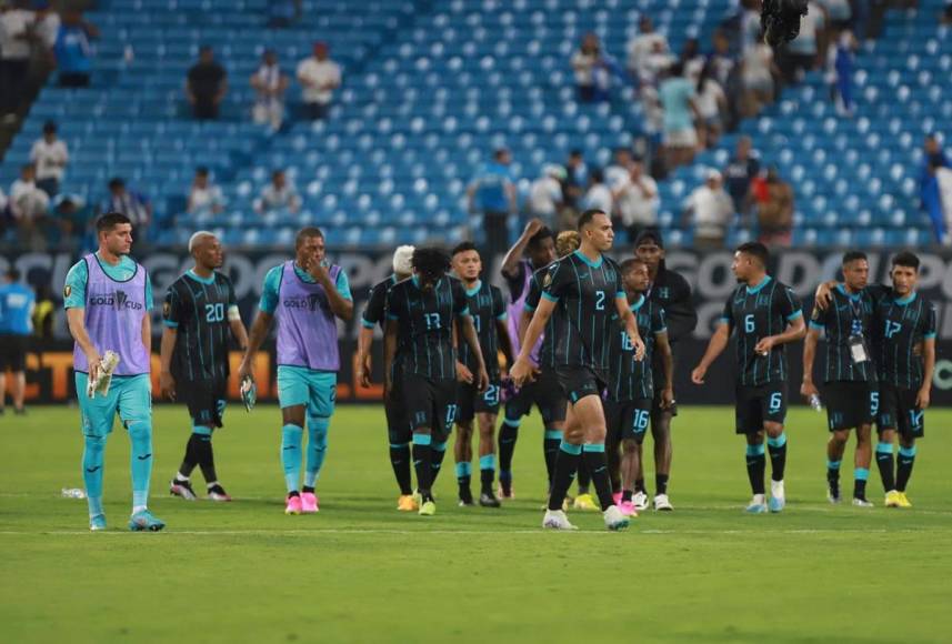 Los jugadores de la Selección de Honduras salieron cabizbajos y tristes del campo tras conocer el resultado del partido México 0-1 Qatar que los dejó eliminados de la Copa Oro 2023.