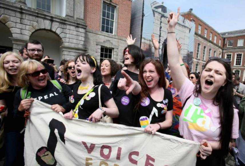 El 66% de los 2,1 millones de irlandeses que votaron se mostraron partidarios de derogar la octava enmienda de la Constitución irlandesa que prohibía la interrupción voluntaria del embarazo.