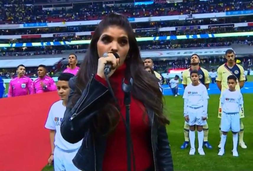 Ana Bárbara cambió la letra del Himno Nacional y las redes sociales la destrozaron con miles de críticas.