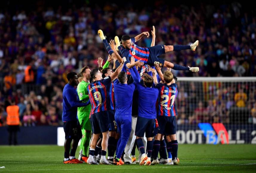 Dos jugadores del FC Barcelona se despidieron este domingo de la afición del cuadro culé ya que jugaron el último partido de la temporada en el Spotify Camp Nou.