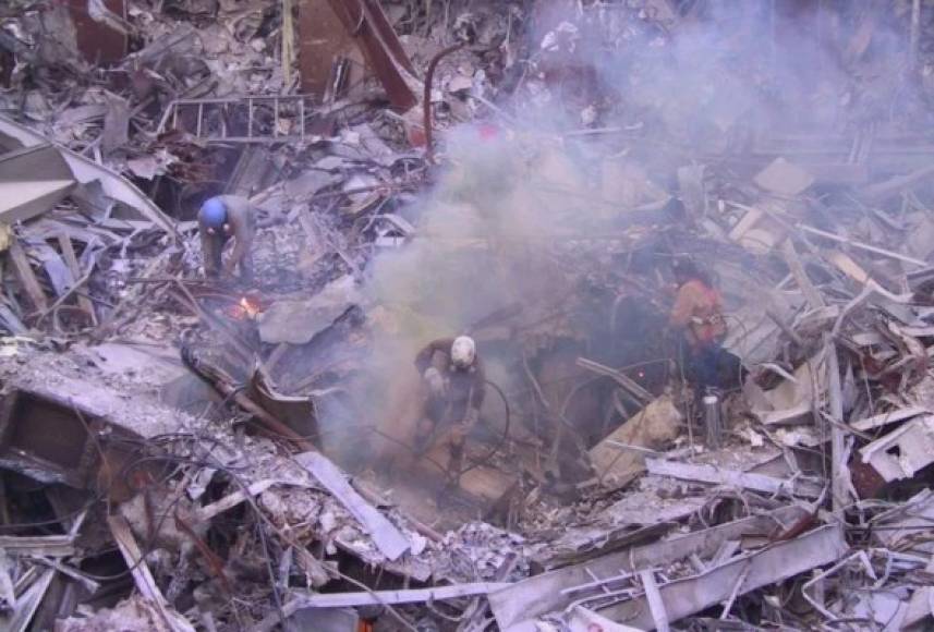 Miles de bomberos, rescatistas y voluntarios trabajaron por varias semanas en la 'Ground Zero', inicialmente buscando supervivientes y luego realizando trabajos de limpieza de los gigantescos escombros.