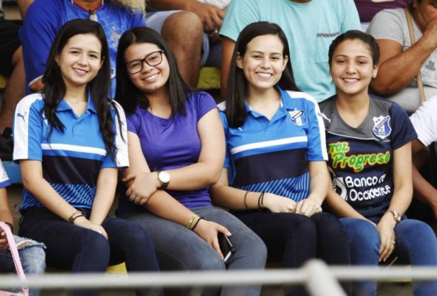 Bellas aficionadas del Honduras Progreso apoyando a su equipo ante Olimpia.