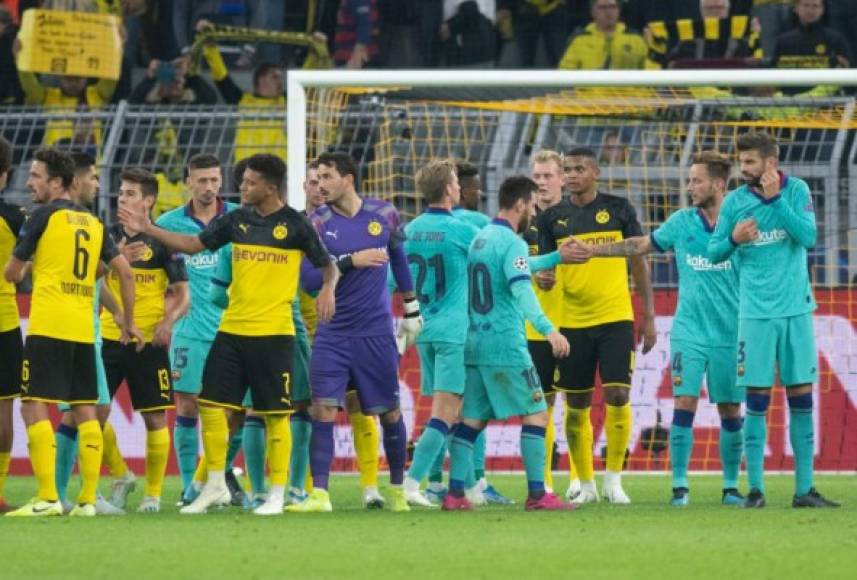 Jugadores del Dortmund y Barcelona se saludaron tras el pitazo final del partido.