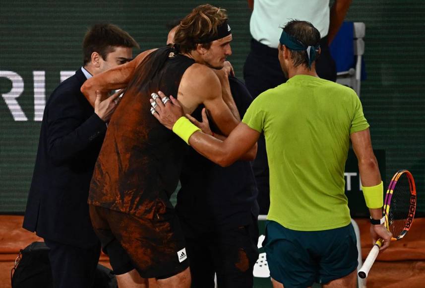 Rafa Nadal ayudó a Alexander Zverev a pararse para ser revisado a fondo en el vestuario.