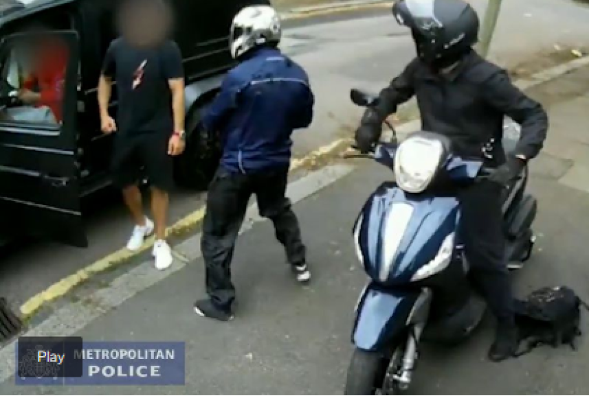Según las imágenes del video difundido en 2019 por la Policía, los exjugadoes del Arsenal iban a ser víctimas de dos hombres que intentaron agredirlos con un punzante.