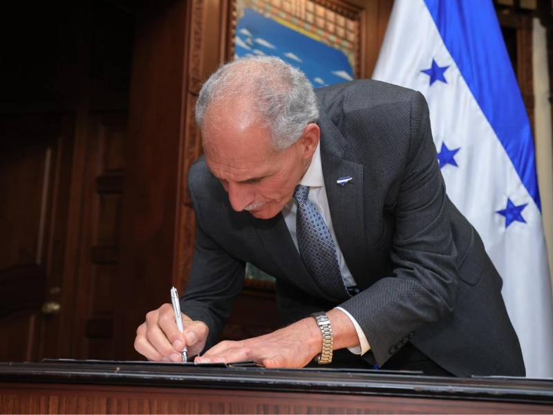Nasry Asfura, presidente de Honduras, firmando el nuevo convenio para fortalecer atención de pacientes renales en Honduras.