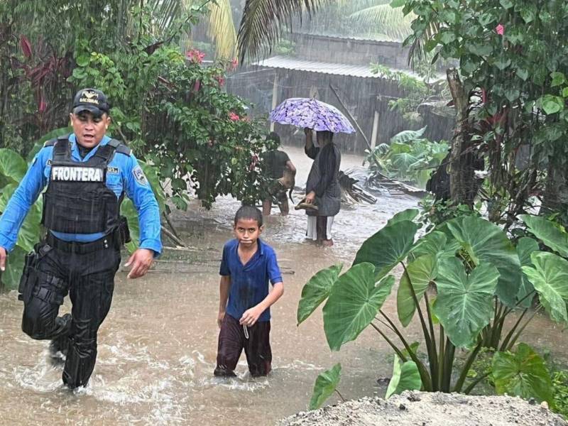 En algunas comunidades de Omoa, Cortés, autoridades han iniciado labores de evacuación ante el peligro de inundaciones por desbordamiento de ríos.