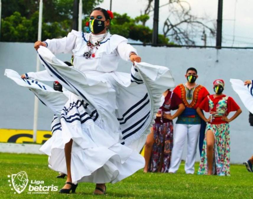 El show empezó con una introducción e interpretación de tema musical de apertura. Este fue acompañado por temas musicales de ballet folclórico representando las etnias de Honduras.