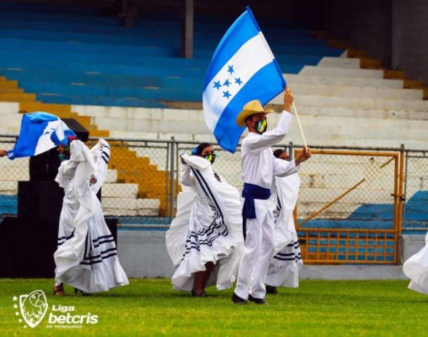 También hubo una presentación oficial e interpretación del Himno Oficial de La Liga Nacional Betcris. La bandera de Honduras estuvo presente en el show.