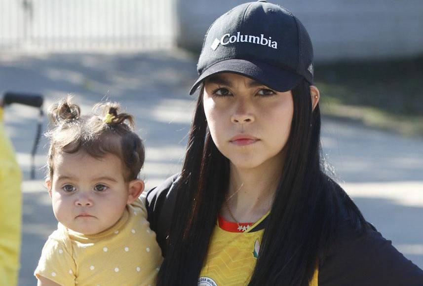 Una joven madre llegó con su hermosa hija y ambas bien identificadas con el Real España.