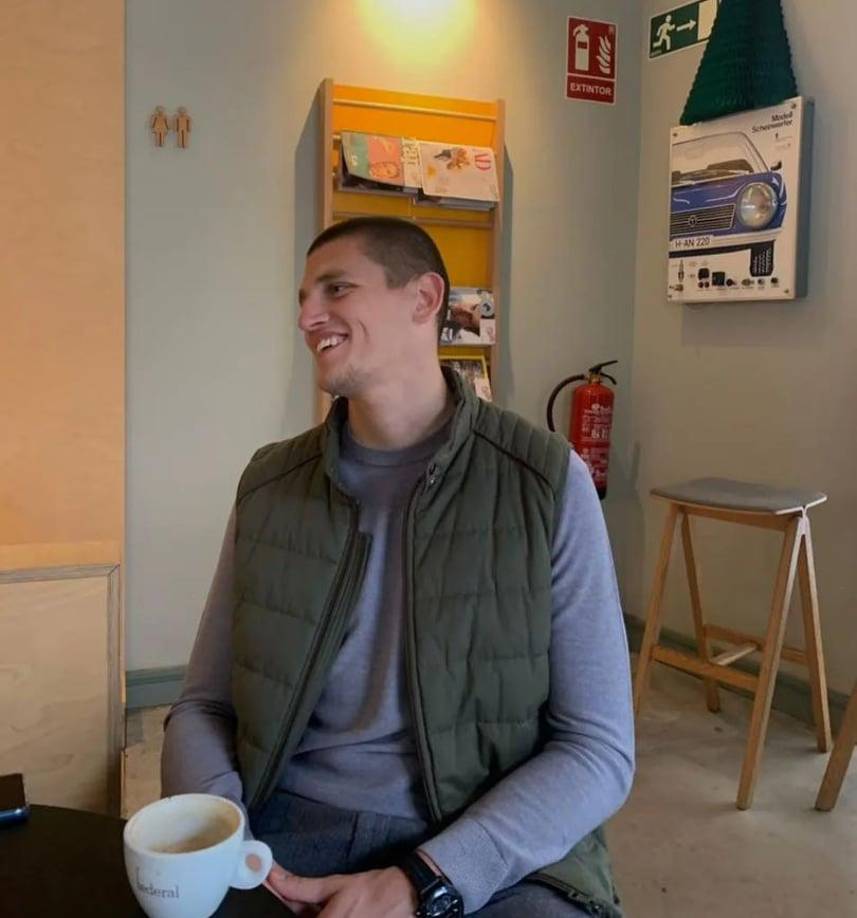 “Te puedo atender ahora, en 10 minutos voy a estar con mi arma defendiendo a mi pueblo”, dijo nada más empezar la entrevista con Radio Marca. 