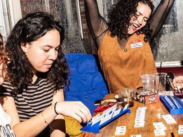 Una reunión del club Rummikubers en Brooklyn en diciembre. Los juegos de mesa resurgieron durante la pandemia. (Graham Dickie para The New York Times)