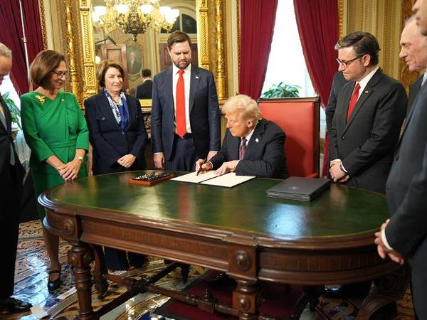 El Presidente Trump firmó órdenes ejecutivas tras su toma de posesión. Con el Vicepresidente Vance y líderes del Congreso. (Doug Mills/The New York Times)