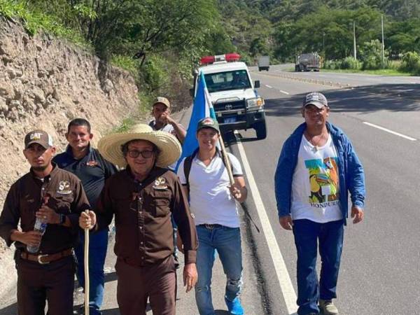 El Padre Leopoldo es acompañado por nueve personas más en su peregrinación hacia Tegucigalpa, Honduras.