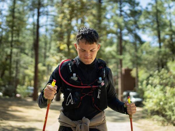 Zach Bates en el segundo día de Cocodona 250, ultramaratón realizada en mayo en Arizona. (Maansi Srivastava para The New York Times)