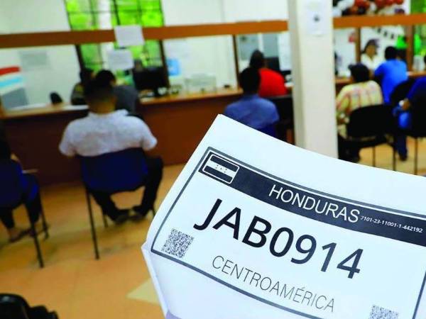 Desde hace más de un año se emiten placas de papel para vehículos en Honduras.