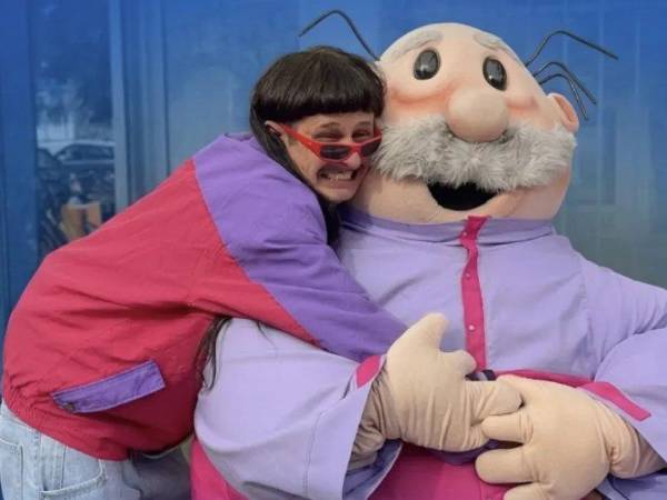 Oliver Tree posa con la botarga de Dr. Simi en una reciente visita a México.