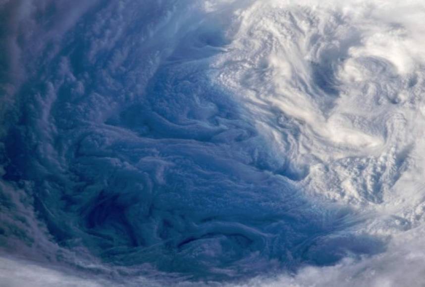'Observando el ojo de otra tormenta feroz. El súper tifón Trami, de categoría 5, es imparable y se dirige hacia Japón y Taiwán. Estén preparados', escribió Gerst junto a las imágenes.