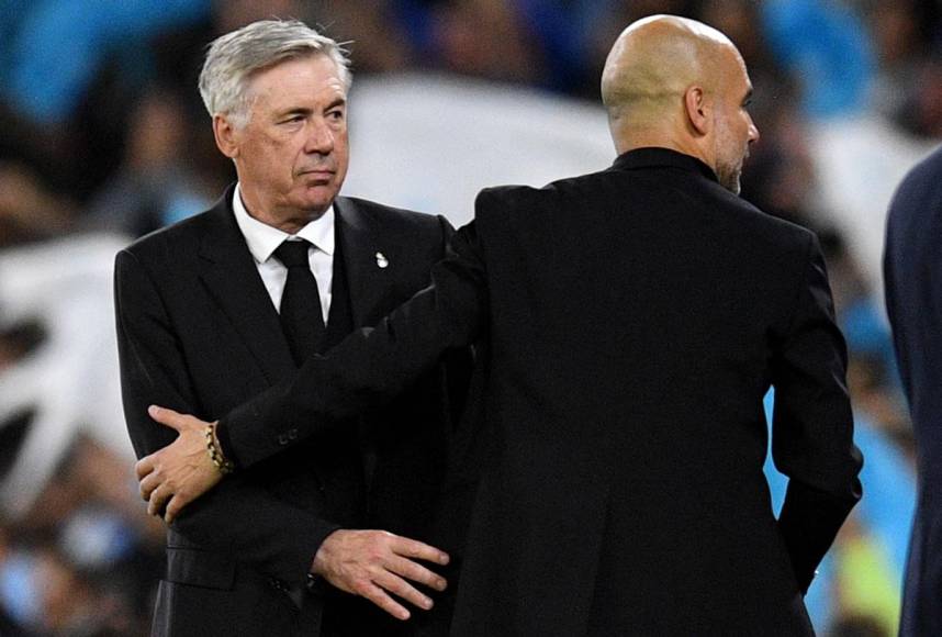 Pep Guardiola saludando a Carlo Ancelotti al final del partido.