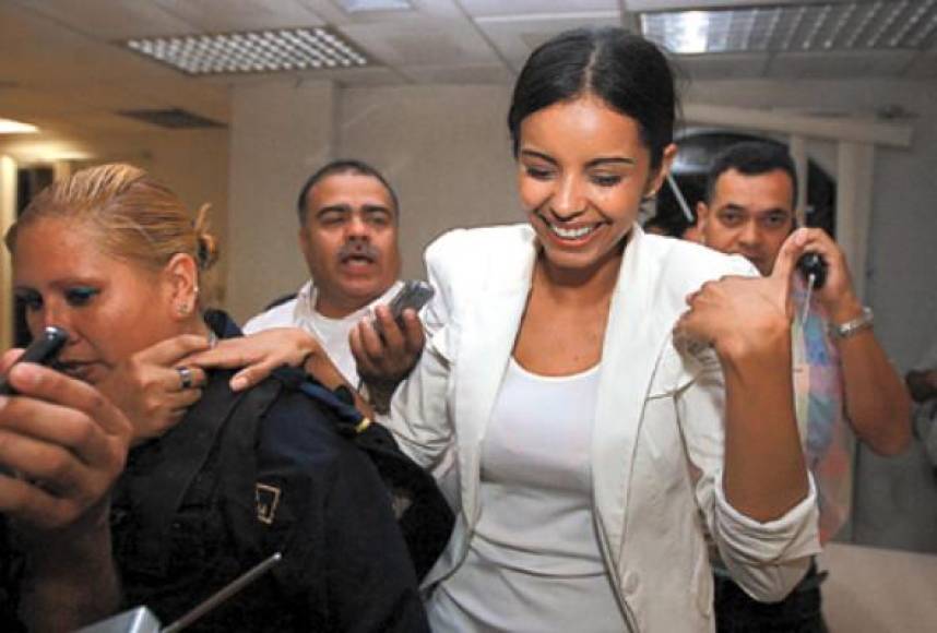 Luego de una semana de ser detenida, la justicia hondureña le otorgó sobreseimiento definitivo a la exmiss Honduras 2009, Bélgica Suárez. En la Policía, Suárez fue tratada con dignidad y hasta se evitó el uso de aros de presión o chachas. Sin embargo, en las audiencias, el juez ordenó que fuera trasladada a Támara con chachas en las manos y los tobillos. Tras una larga audiencia inicial en la que fue presentada junto al nicaragüense José Jarquin por supuesto lavado de activos, la exmiss Honduras fue dejada en libertad.